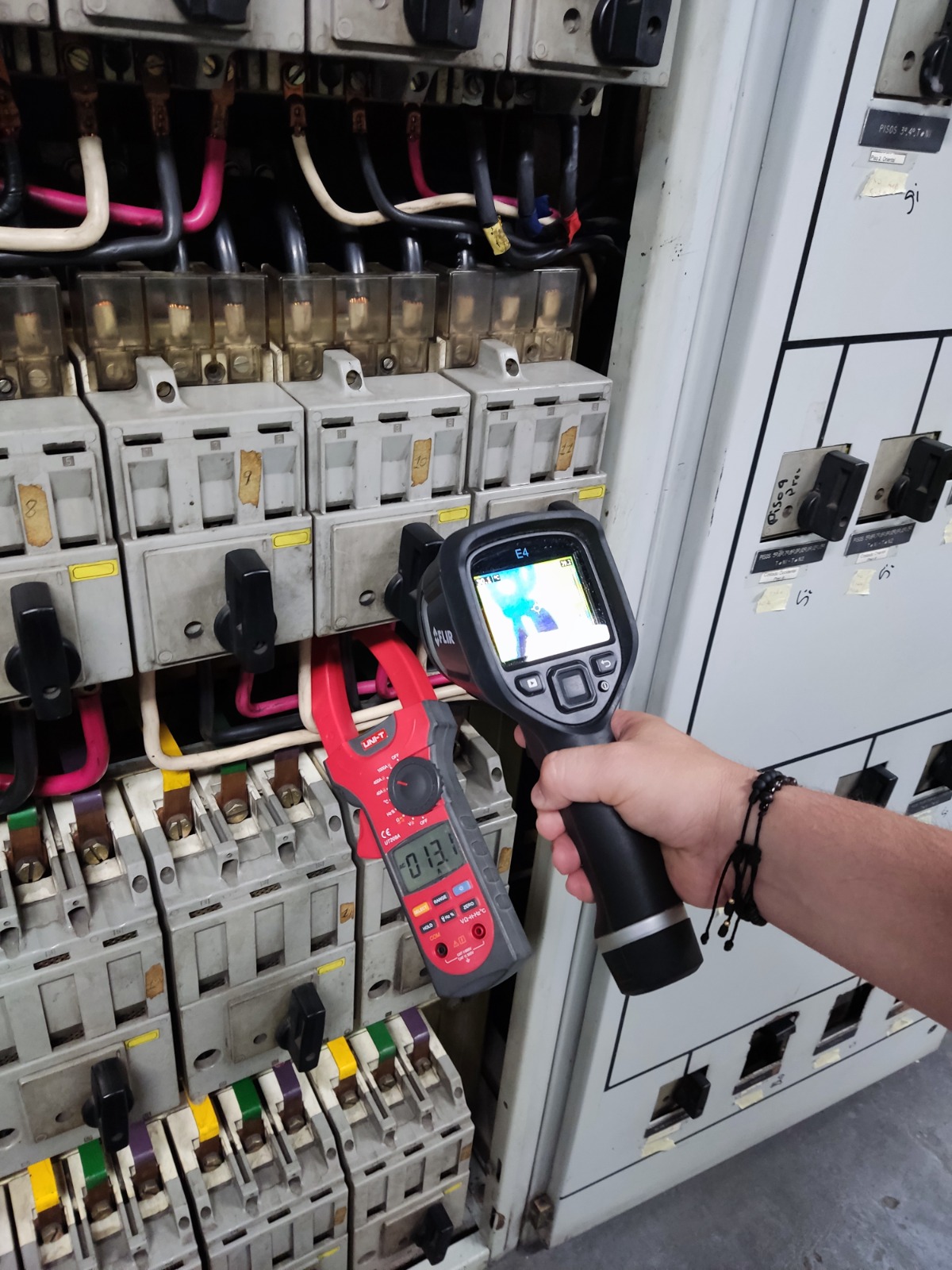 Ingeniero de Octava Ingeniería realizando un diagnóstico técnico con cámara termográfica y pinza amperimétrica