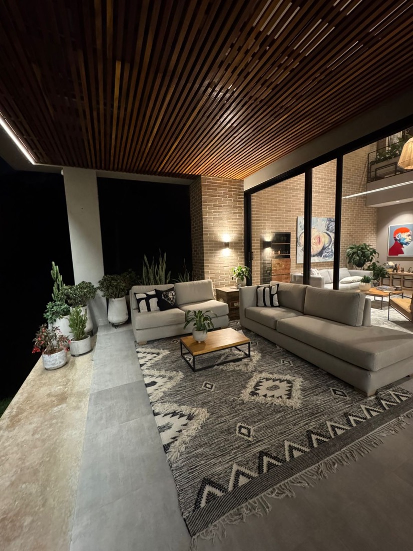 Interior residencial con instalación de iluminación certificada por Octava Ingeniería