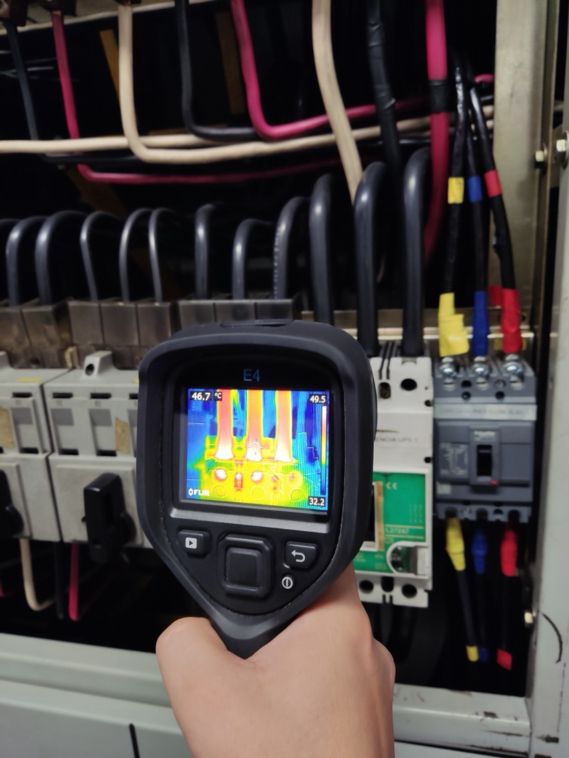 Cámara termográfica FLIR detectando puntos calientes en un tablero eléctrico durante un diagnóstico de Octava Ingeniería
