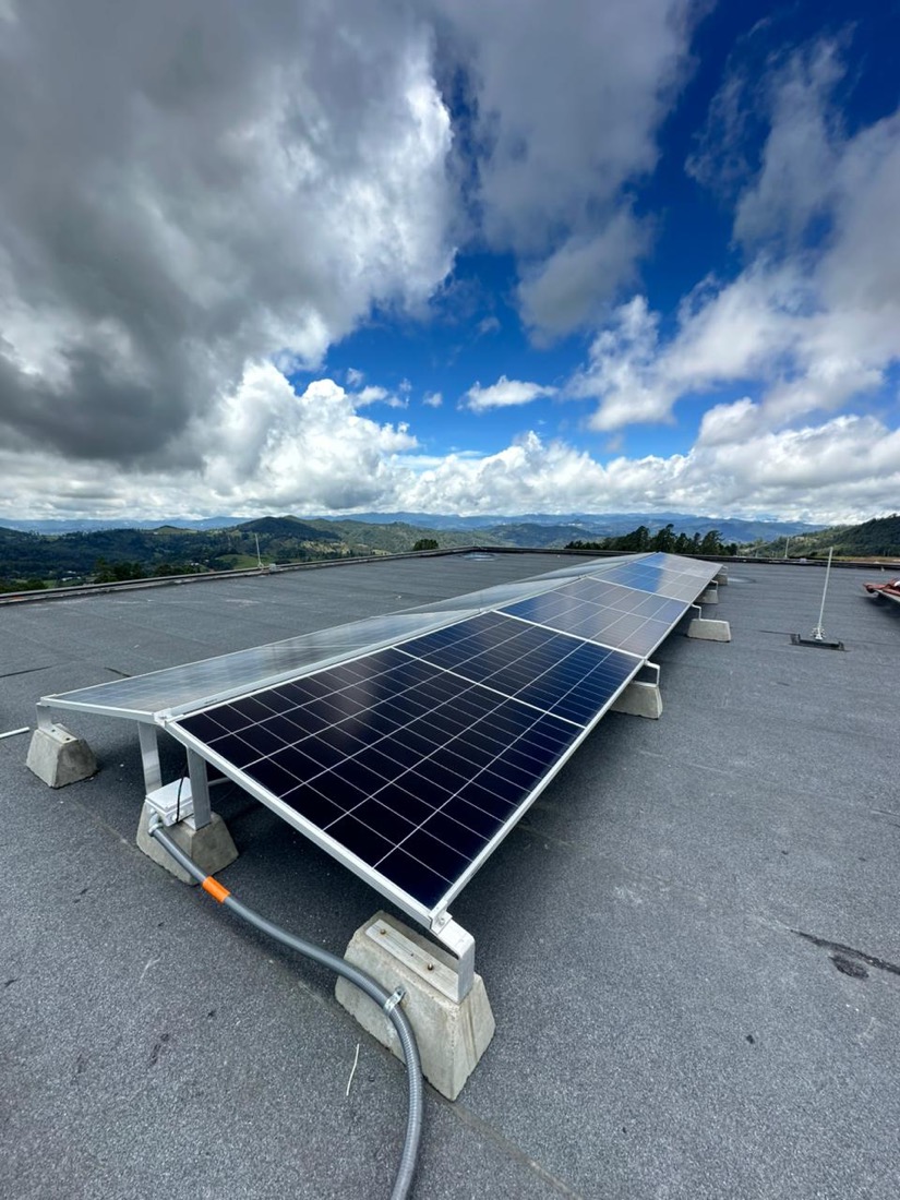 Paneles solares fotovoltaicos instalados en cubierta de vivienda unifamiliar en El Retiro, Antioquia